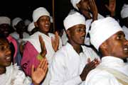 Zpvajc mnii bhem Timkatu. Lalibela. Sever,  Etiopie.