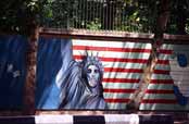 Politick propaganda na zdech bval ambasdy USA. Tehern. rn.