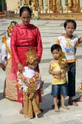Oslava pijmn novch mnich do kltera, Shwedagon Paya, Yangon. Myanmar (Barma).