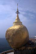 Stupa Kyaiktiyo (Golden rock). Jedn se o jedno ze t nejposvtnjch mst mstnch Buddhist. Myanmar (Barma).