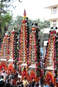 Thaipooya Mahotsavam Festival a ambalakkavadi - vysok a bohat dekorovan model chrmu, kte nesou na ramenou mui a tan s nm. Chrm Sree Maheswara Temple v Koorkancheri ve mst Thrissur, Kerala. Indie.